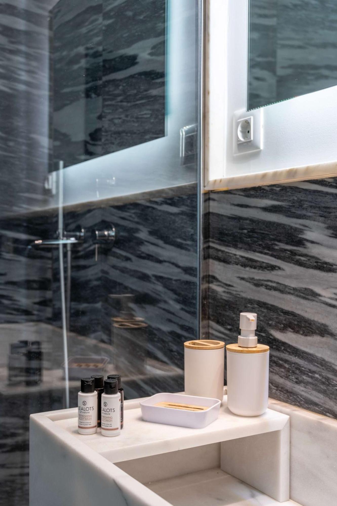 O&O Group Stylish Jungle Retreat Kolonaki Center Apartment Атина Екстериор снимка